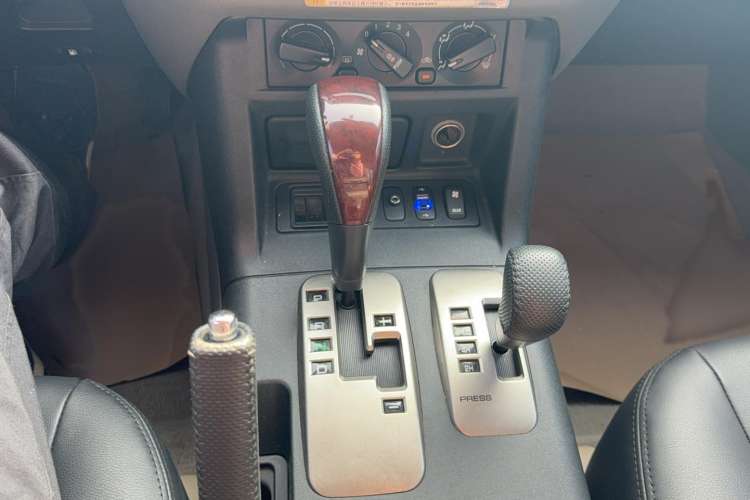 Used Mitsubishi Pajero 2011 V73 3.0L AT GLX Gear Lever