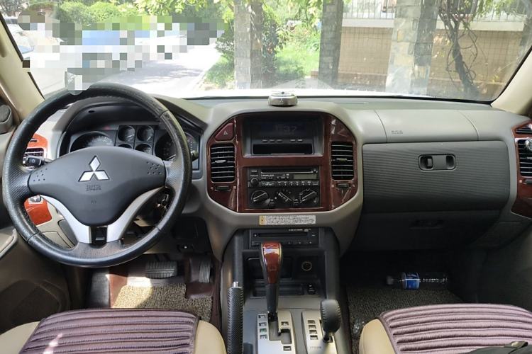 Used Mitsubishi Pajero 2011 V73 3.0L AT GLX Interior 2