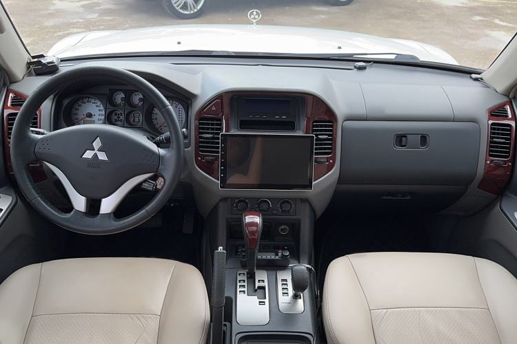 Used Mitsubishi Pajero 2011 V73 3.0L AT GLS Interior 2