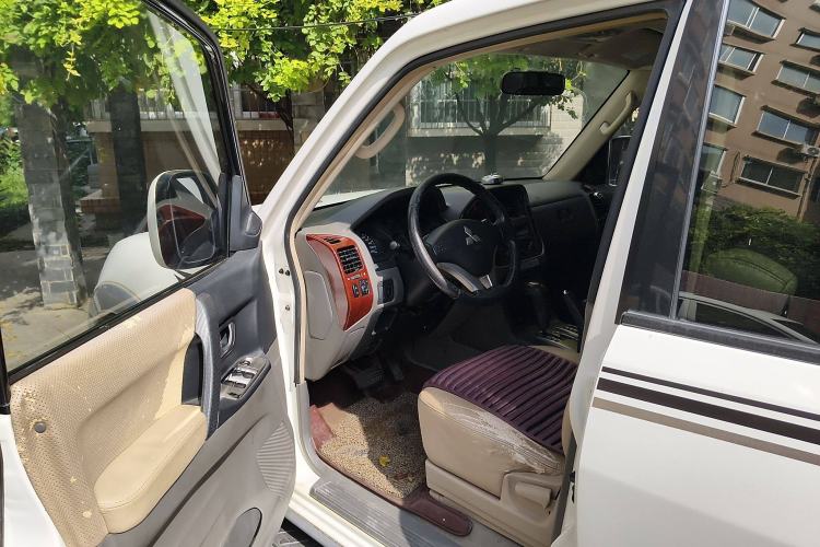 Used Mitsubishi Pajero 2011 V73 3.0L AT GLX Interior 3