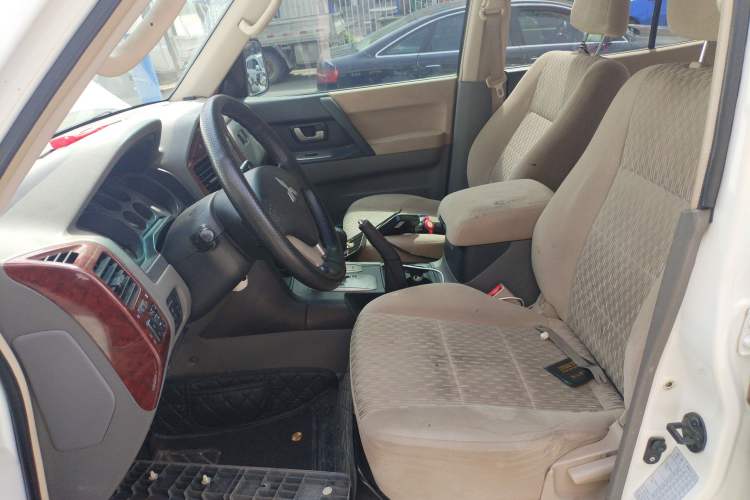Used Mitsubishi Pajero 2011 V73 3.0L AT GLX Left Front Seat