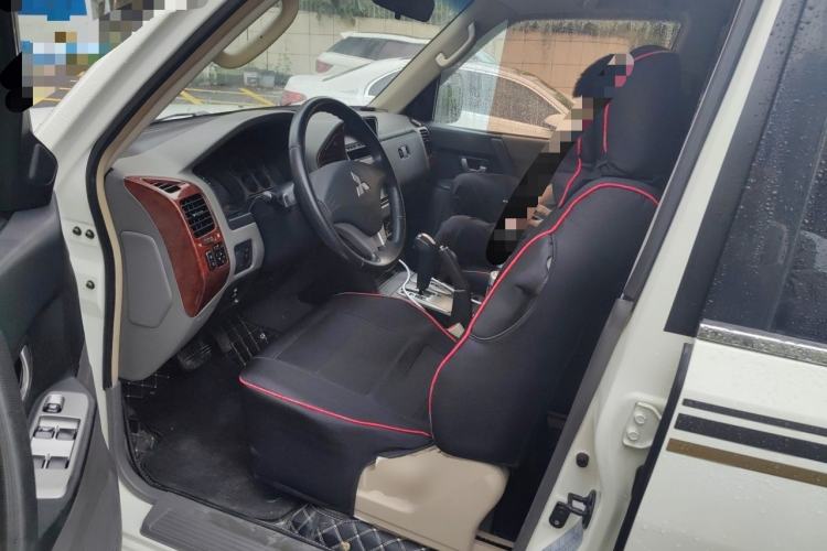 Used Mitsubishi Pajero 2011 V73 3.0L AT GLX Left Front Seat