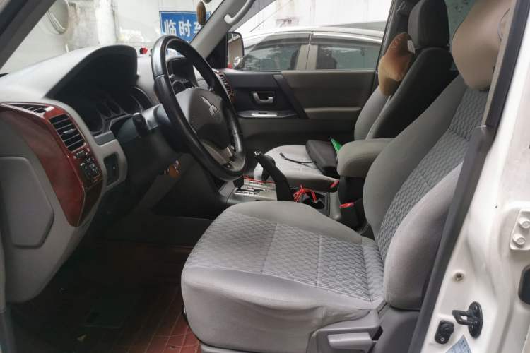 Used Mitsubishi Pajero 2011 V73 3.0L AT GLX Left Front Seat
