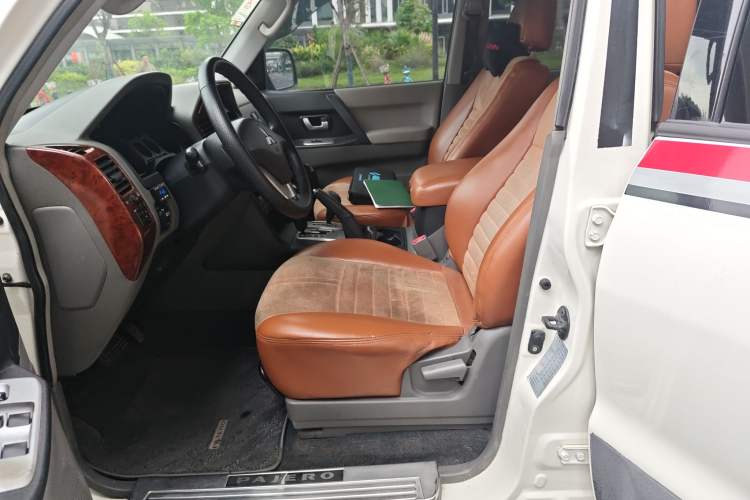 Used Mitsubishi Pajero 2011 V73 3.0L AT GLX Left Front Seat