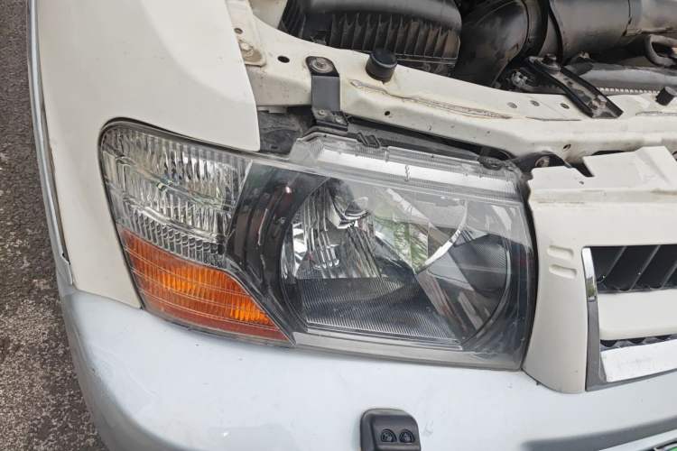 Used Mitsubishi Pajero 2011 V73 3.0L AT GLS Right Front Headlight