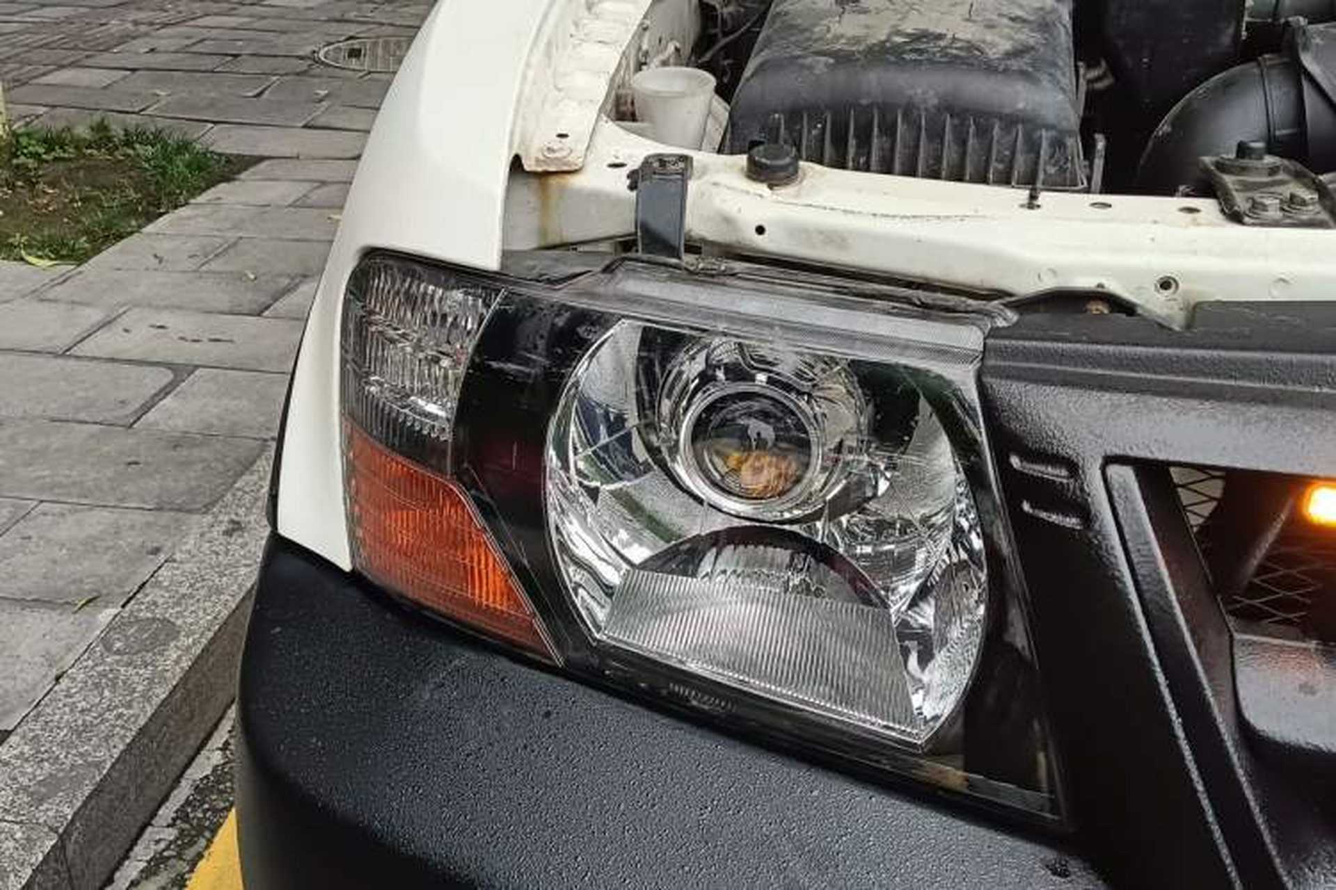 Used Mitsubishi Pajero 2011 V73 3.0L AT GLX Right Front Headlight