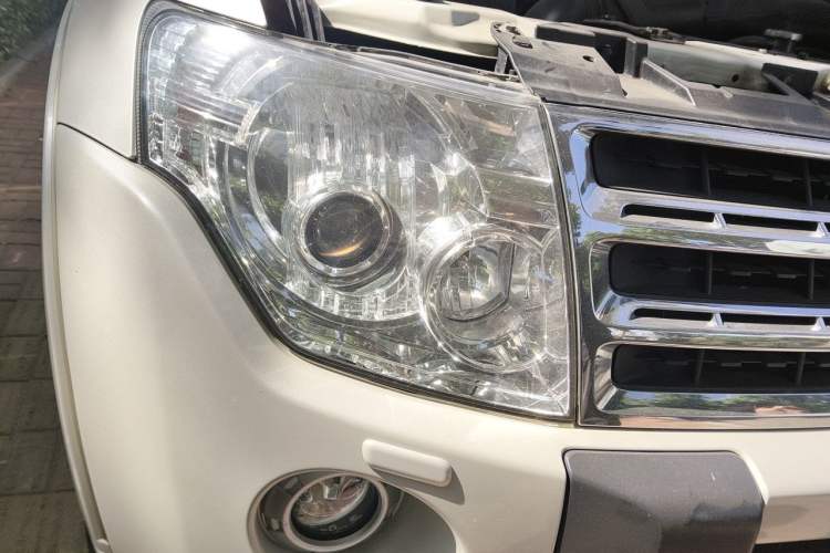 Used Mitsubishi Pajero 2011 3.0L Elite Edition Right Front Headlight