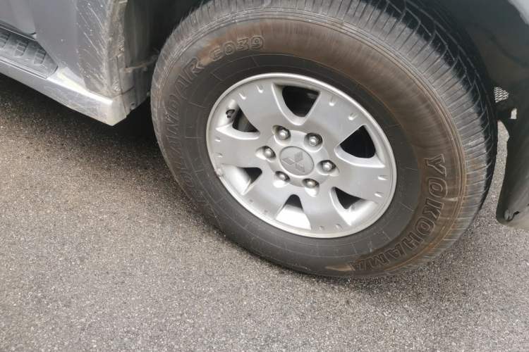 Used Mitsubishi Pajero 2011 V73 3.0L AT GLX Right Front Wheel Hub