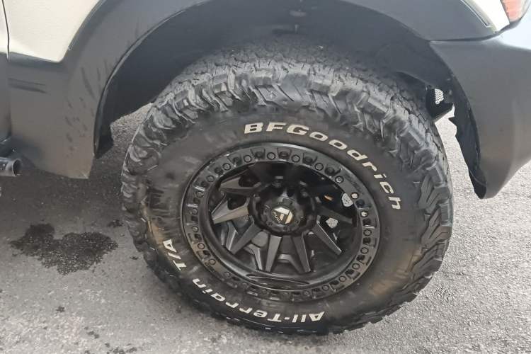 Used Mitsubishi Pajero 2011 V73 3.0L AT GLX Right Front Wheel Hub