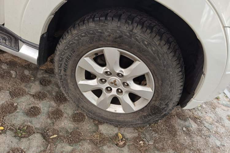 Used Mitsubishi Pajero 2011 3.0L Elite Overdrive Edition Right Front Wheel Hub