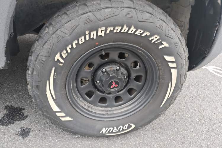 Used Mitsubishi Pajero 2011 V73 3.0L AT GLX Right Front Wheel Hub