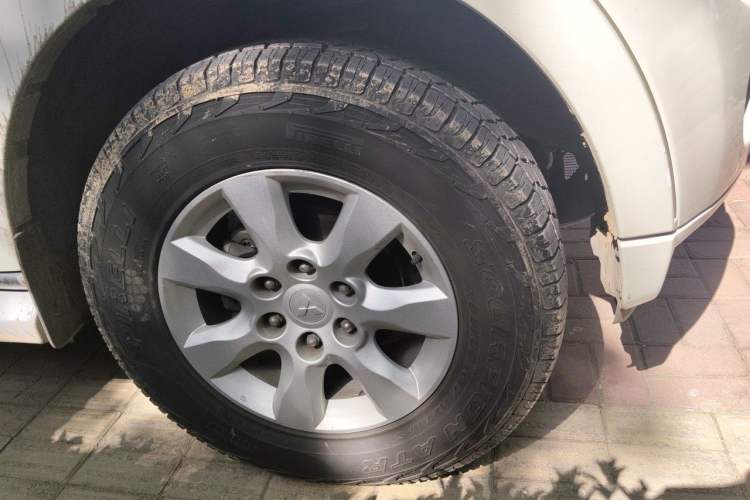 Used Mitsubishi Pajero 2011 3.0L Elite Edition Right Front Wheel Hub