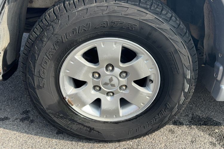 Used Mitsubishi Pajero 2011 V73 3.0L AT GLX Right Rear Wheel Hub