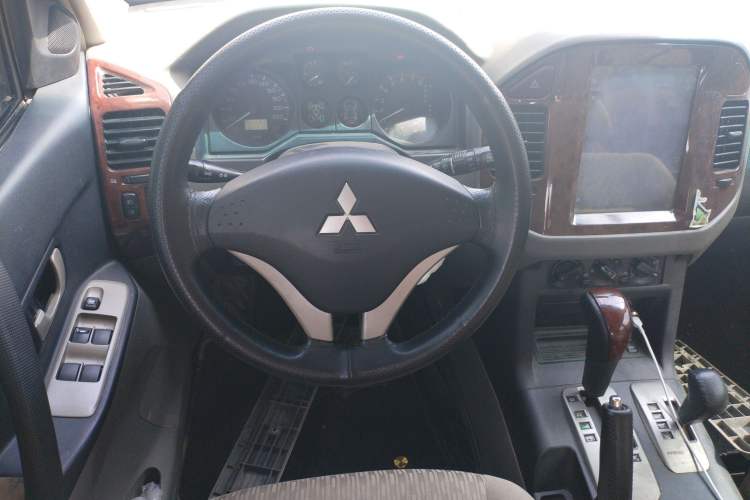 Used Mitsubishi Pajero 2011 V73 3.0L AT GLX Steering Wheel