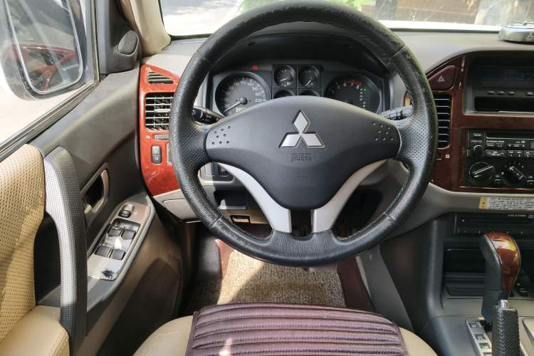 Used Mitsubishi Pajero 2011 V73 3.0L AT GLX Steering Wheel