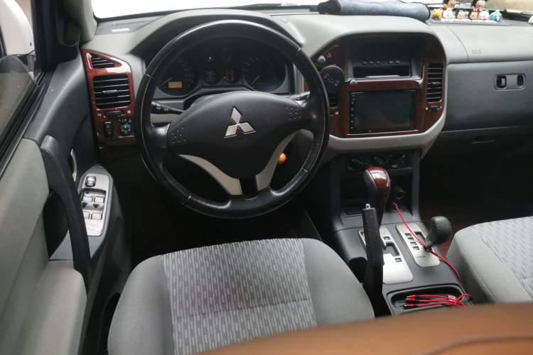 Used Mitsubishi Pajero 2011 V73 3.0L AT GLX Steering Wheel