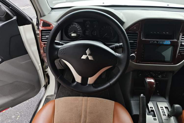 Used Mitsubishi Pajero 2011 V73 3.0L AT GLX Steering Wheel