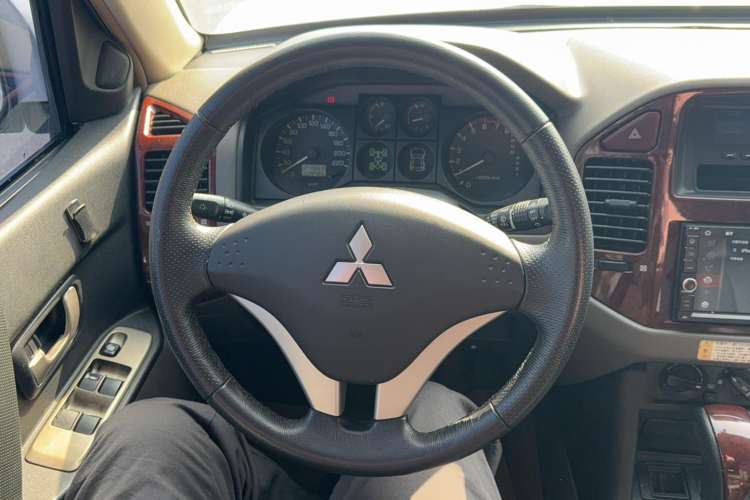 Used Mitsubishi Pajero 2011 V73 3.0L AT GLX Steering Wheel