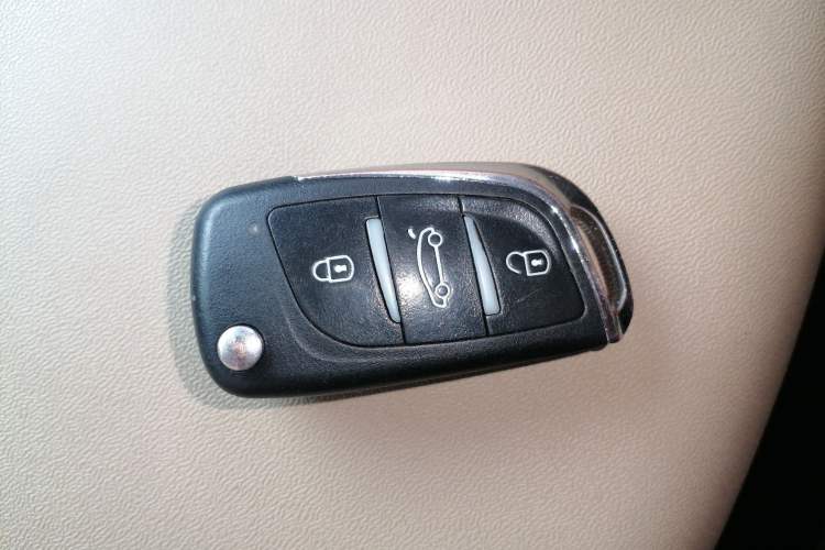 Used Mitsubishi Pajero 2011 V73 3.0L MT GL Vehicle Key