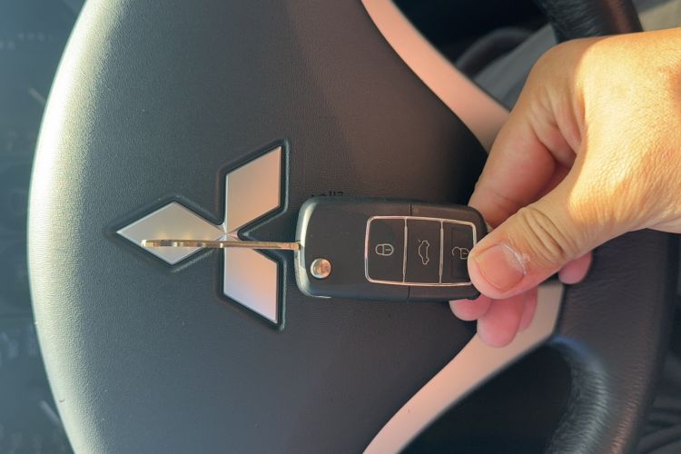 Used Mitsubishi Pajero 2011 V73 3.0L AT GLX Vehicle Key