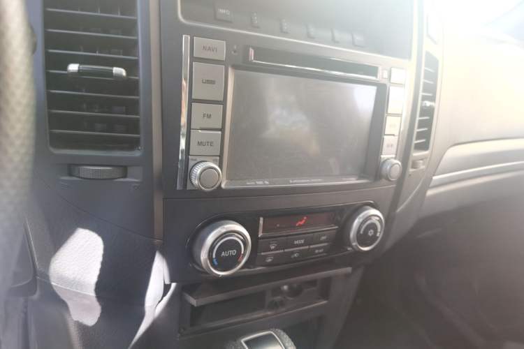 Used Mitsubishi Pajero 2012 3.0L Elite Edition Audio And AC Panel