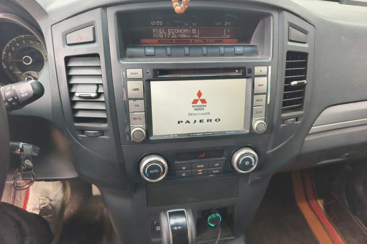 Used Mitsubishi Pajero 2012 3.0L Elite Upgrade Edition Audio And AC Panel