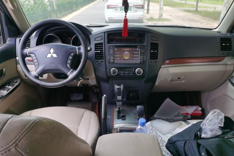 Used Mitsubishi Pajero 2012 3.0L Luxury Edition Center Console