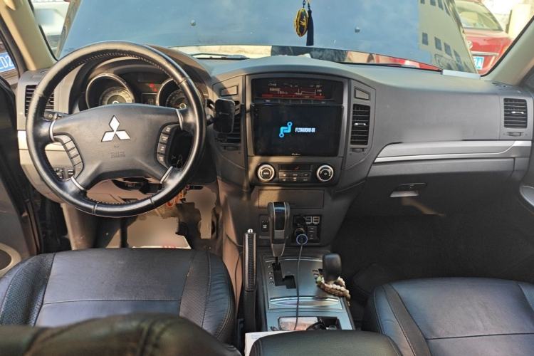 Used Mitsubishi Pajero 2012 3.0L Elite Upgrade Edition Center Console