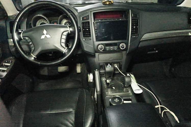 Used Mitsubishi Pajero 2012 3.0L Elite Edition Center Console