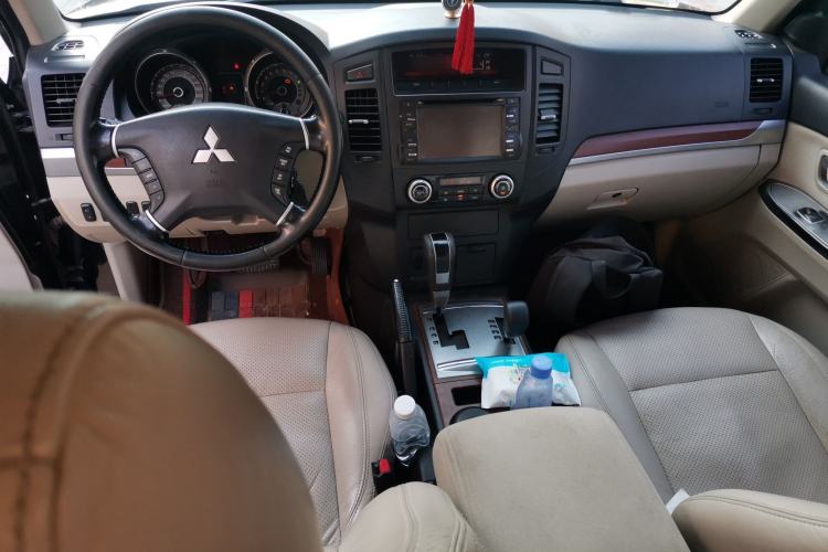 Used Mitsubishi Pajero 2012 3.0L Luxury Edition Center Console