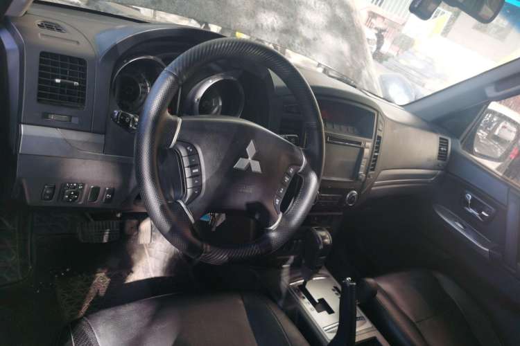 Used Mitsubishi Pajero 2012 3.0L Elite Edition Center Console
