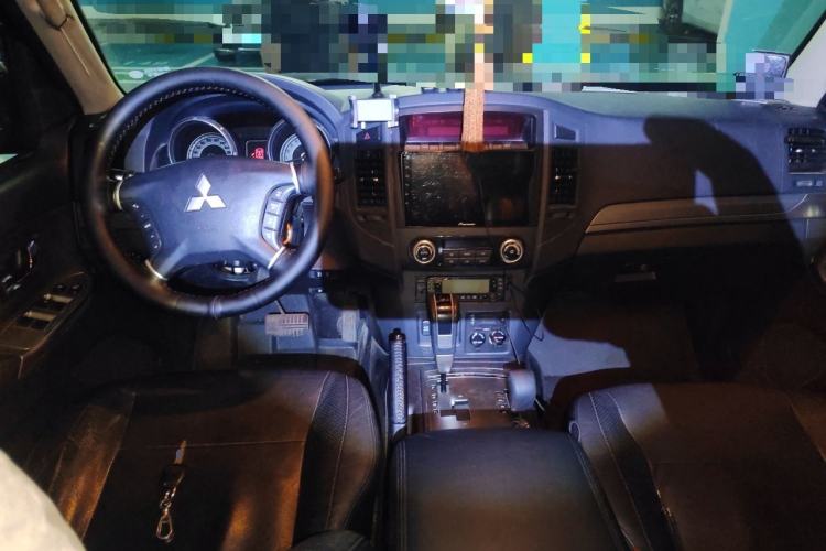 Used Mitsubishi Pajero 2012 3.0L Elite Upgrade Edition Center Console