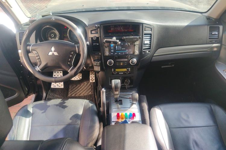 Used Mitsubishi Pajero 2012 3.0L Elite Edition Center Console