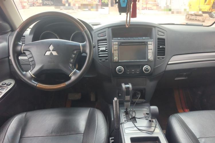 Used Mitsubishi Pajero 2012 3.0L Elite Upgrade Edition Center Console