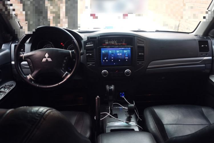 Used Mitsubishi Pajero 2012 3.0L Elite Upgrade Edition Center Console