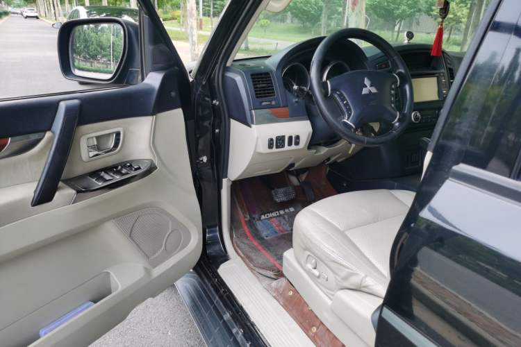 Used Mitsubishi Pajero 2012 3.0L Luxury Edition Driver Seat
