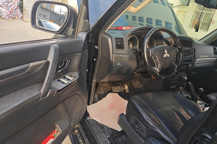 Used Mitsubishi Pajero 2012 3.0L Elite Upgrade Edition Driver Seat