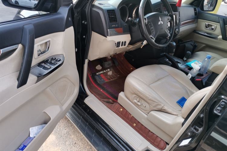 Used Mitsubishi Pajero 2012 3.0L Luxury Edition Driver Seat