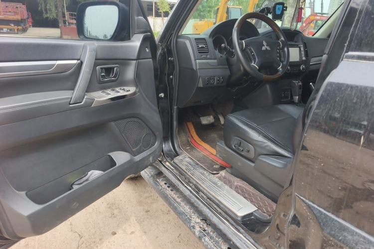Used Mitsubishi Pajero 2012 3.0L Elite Upgrade Edition Driver Seat