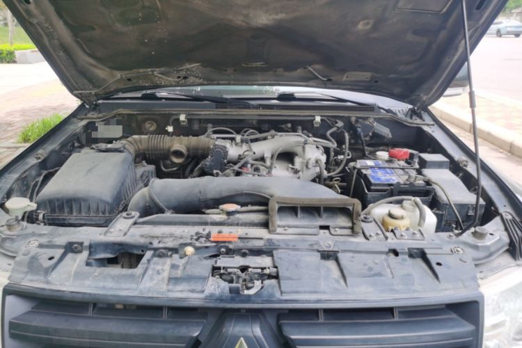 Used Mitsubishi Pajero 2012 3.0L Luxury Edition Engine Bay