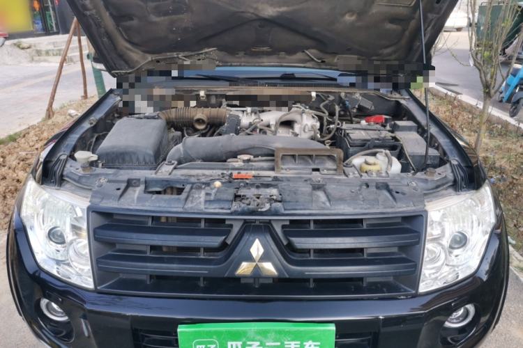 Used Mitsubishi Pajero 2012 3.0L Luxury Edition Engine Bay