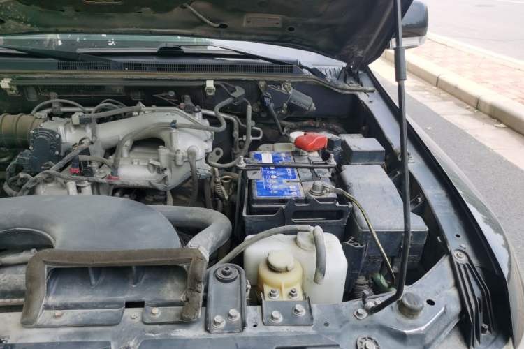 Used Mitsubishi Pajero 2012 3.0L Luxury Edition Engine Bay Left