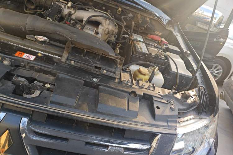 Used Mitsubishi Pajero 2012 3.0L Elite Upgrade Edition Engine Bay Left