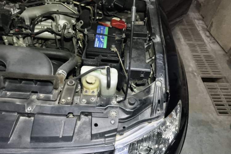 Used Mitsubishi Pajero 2012 3.0L Elite Edition Engine Bay Left