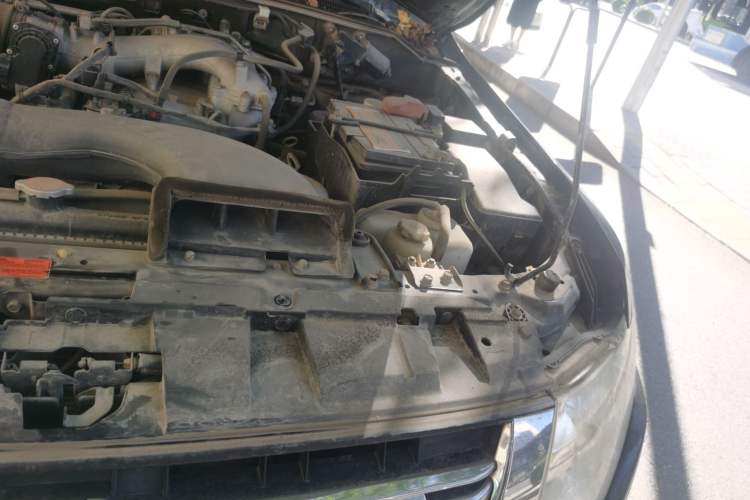 Used Mitsubishi Pajero 2012 3.0L Elite Edition Engine Bay Left