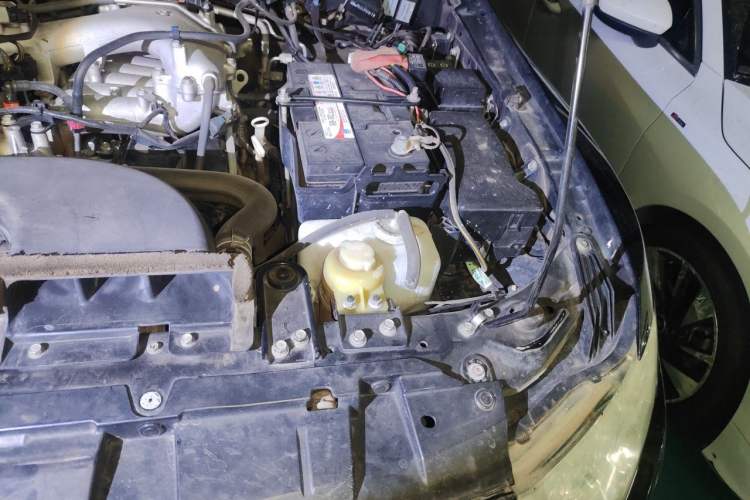 Used Mitsubishi Pajero 2012 3.0L Elite Upgrade Edition Engine Bay Left