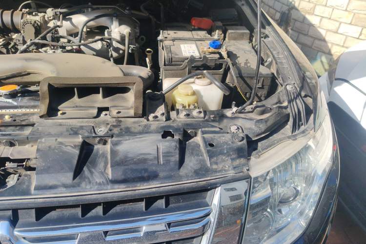 Used Mitsubishi Pajero 2012 3.0L Elite Edition Engine Bay Left