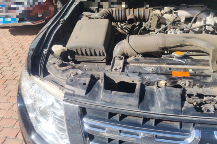 Used Mitsubishi Pajero 2012 3.0L Elite Edition Engine Bay Right