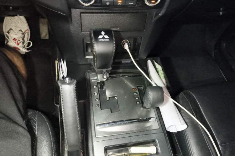 Used Mitsubishi Pajero 2012 3.0L Elite Edition Gear Lever