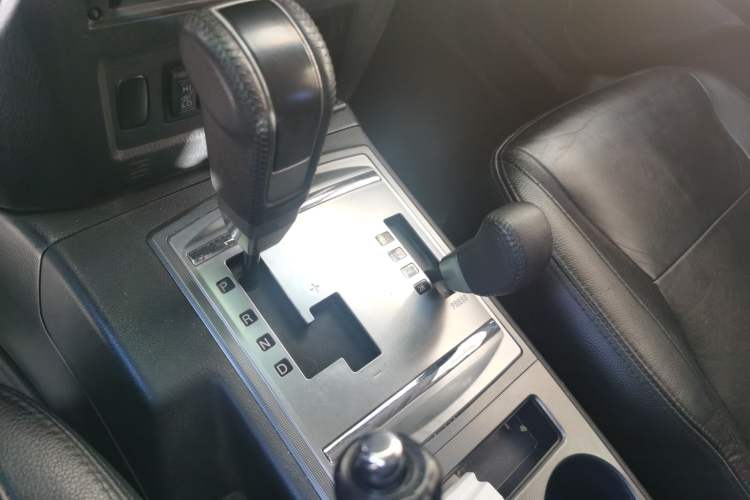 Used Mitsubishi Pajero 2012 3.0L Elite Edition Gear Lever